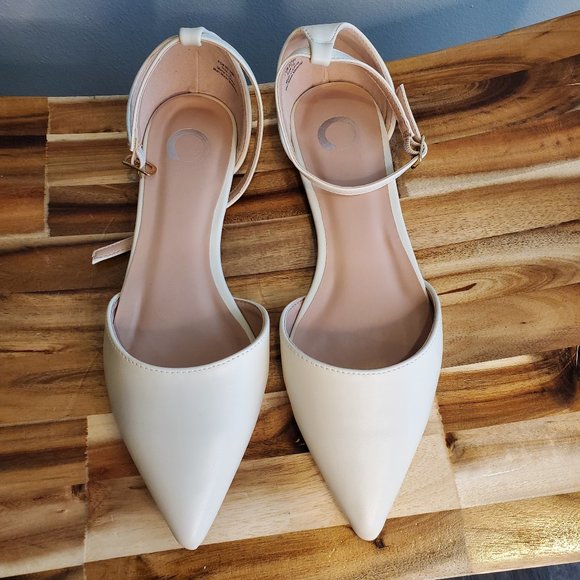 Shoes - Cream Color Womens Size 7.5 Flat Sandals